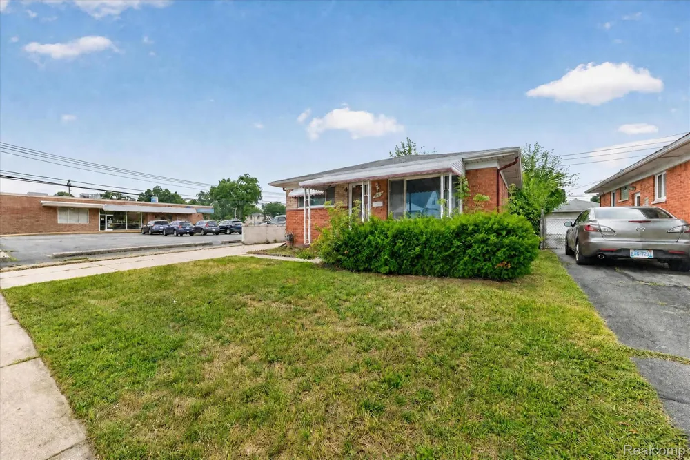 8847 Woodbine Redford Charter Township, MI 48239