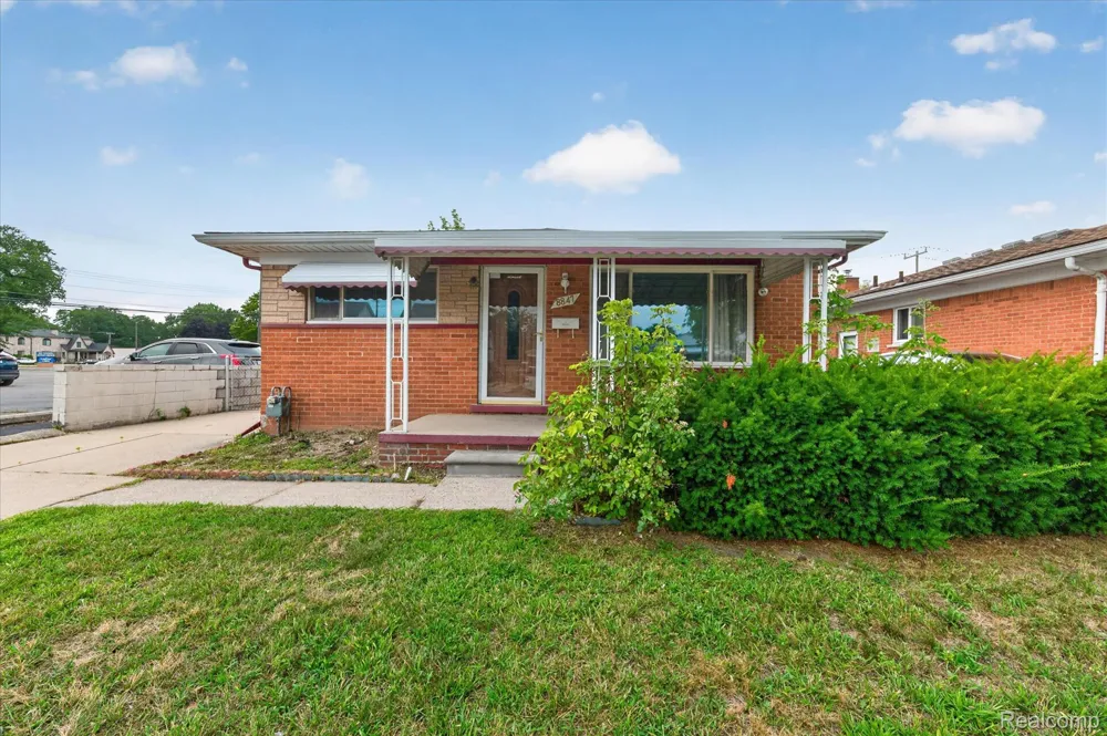 8847 Woodbine Redford Charter Township, MI 48239