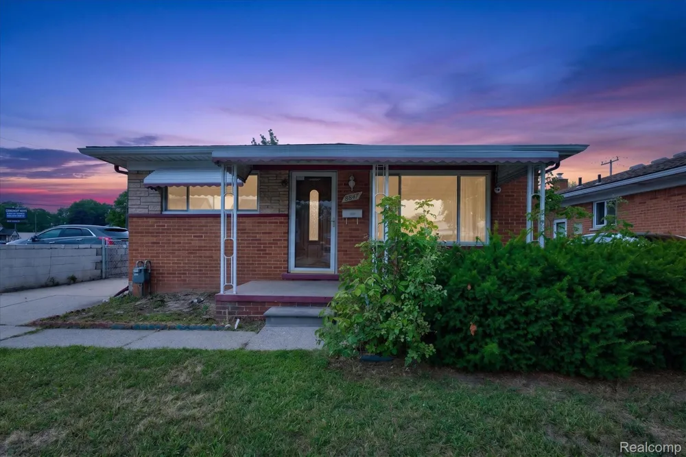 8847 Woodbine Redford Charter Township, MI 48239