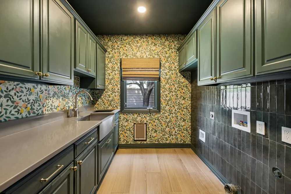 6823 Lakehurst Avenue Dallas, TX 75230