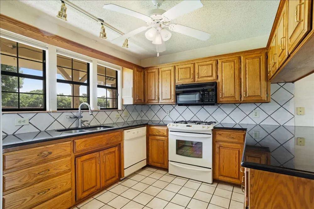 5393 State Highway 5 Van Alstyne, TX 75495