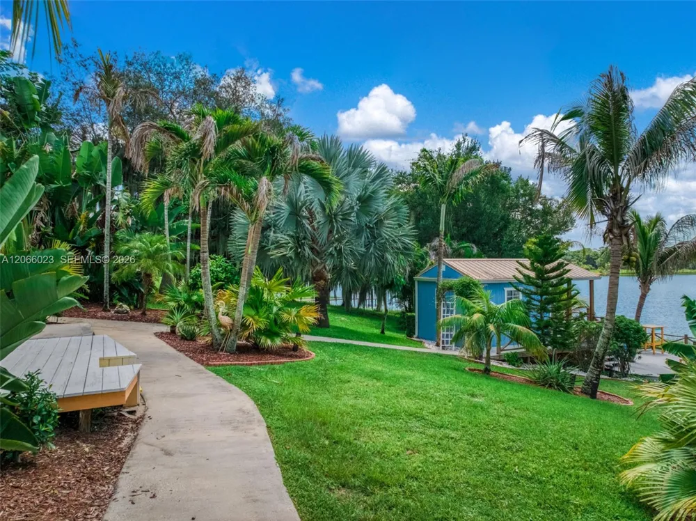 137 McCoy Dr Lake Placid, FL 33852