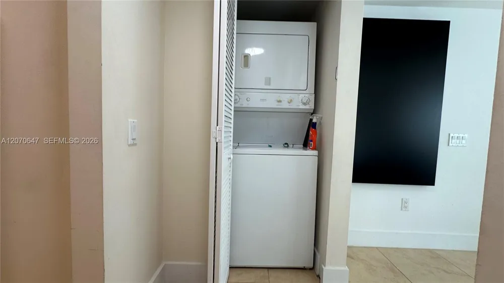 41 SE 5th St #516 Miami, FL 33131