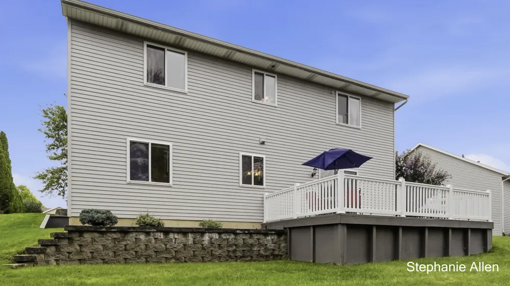 663 Ridgefield Drive Coopersville, MI 49404