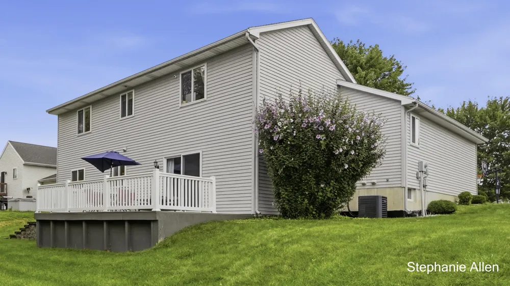 663 Ridgefield Drive Coopersville, MI 49404