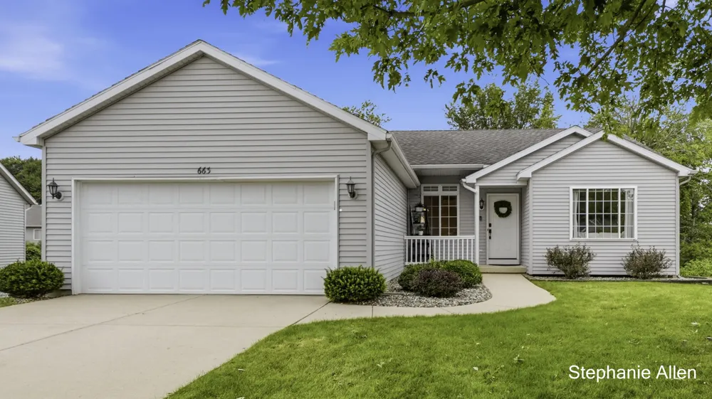 663 Ridgefield Drive Coopersville, MI 49404
