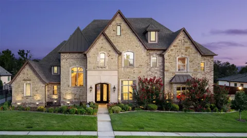 809 Lyndsey Way