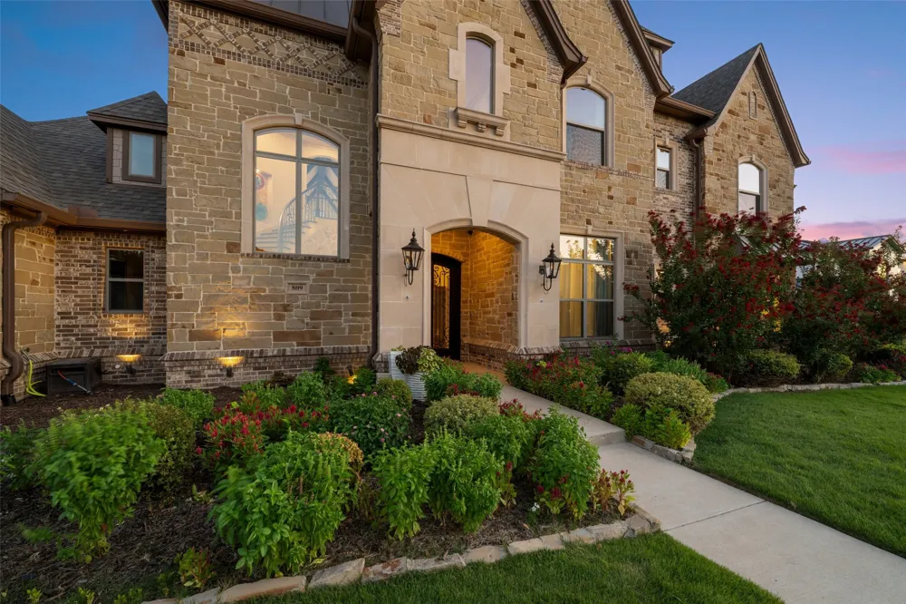809 Lyndsey Way Colleyville, TX 76034