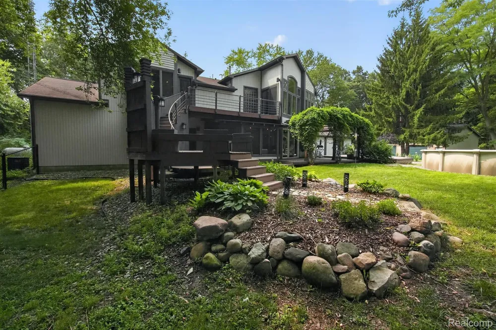 9319 Faussett Road Tyrone Township, MI 48430