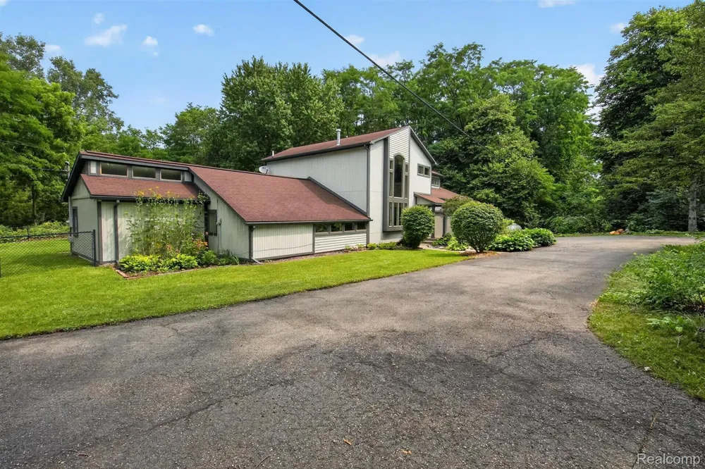 9319 Faussett Road Tyrone Township, MI 48430