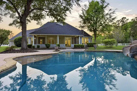 8001 Hills Parkway