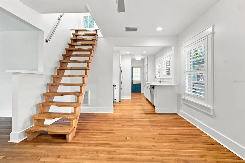 719 S BUNGALOW TERRACE Tampa, FL 33606