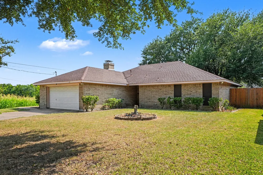 407 Lumpkin Drive Ennis, TX 75119