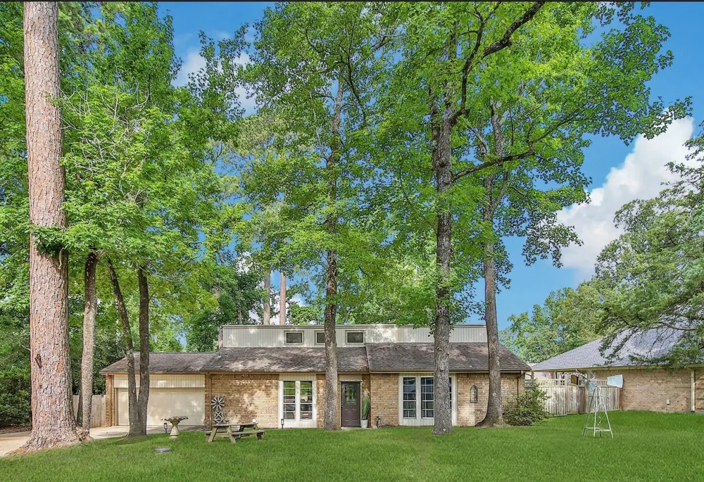 1728 E Lake Drive Huntsville, TX 77340