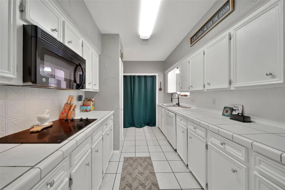 1728 E Lake Drive Huntsville, TX 77340