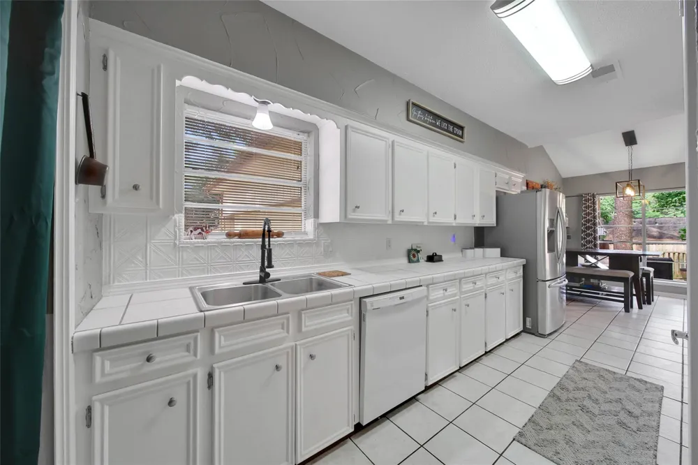 1728 E Lake Drive Huntsville, TX 77340
