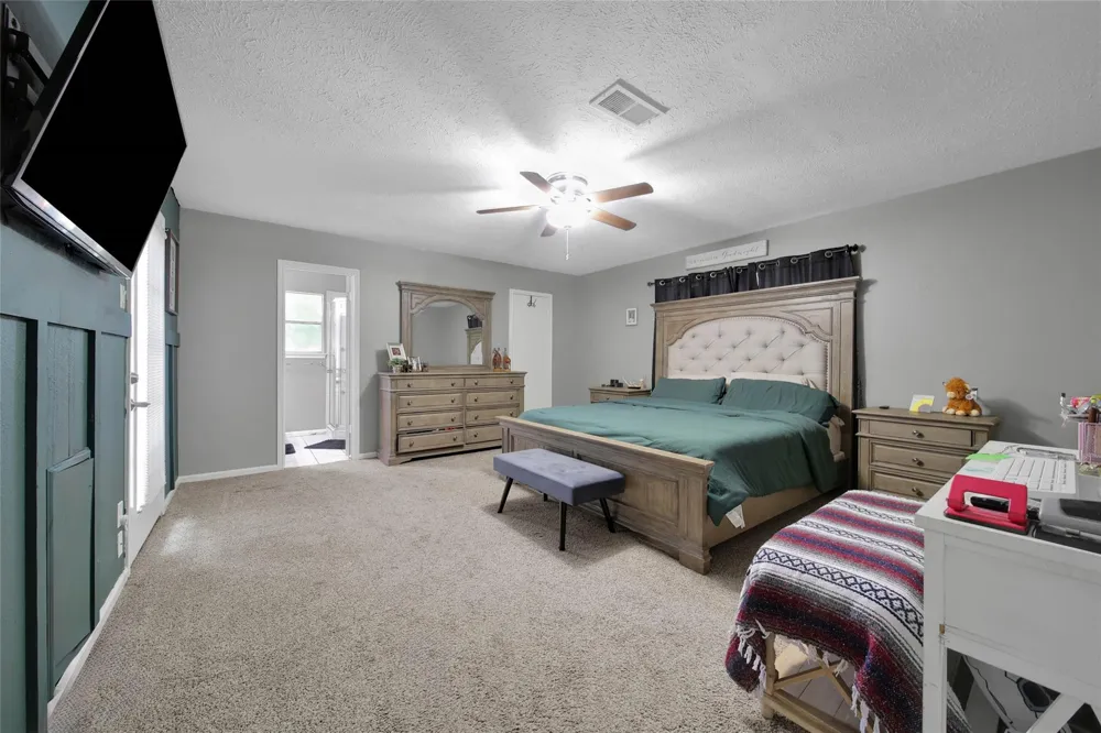 1728 E Lake Drive Huntsville, TX 77340
