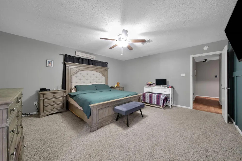 1728 E Lake Drive Huntsville, TX 77340