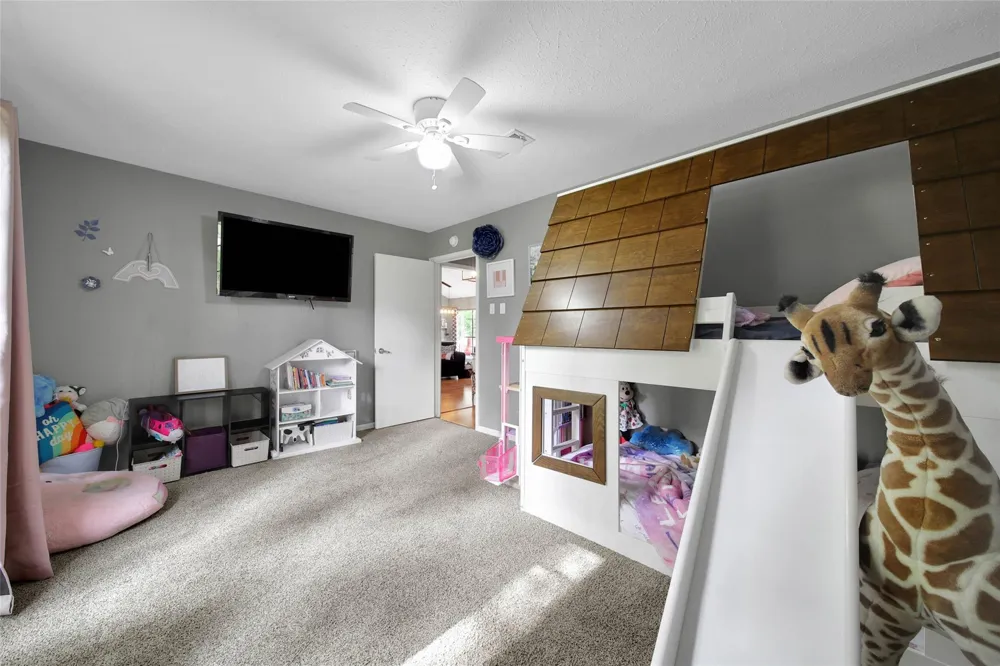 1728 E Lake Drive Huntsville, TX 77340