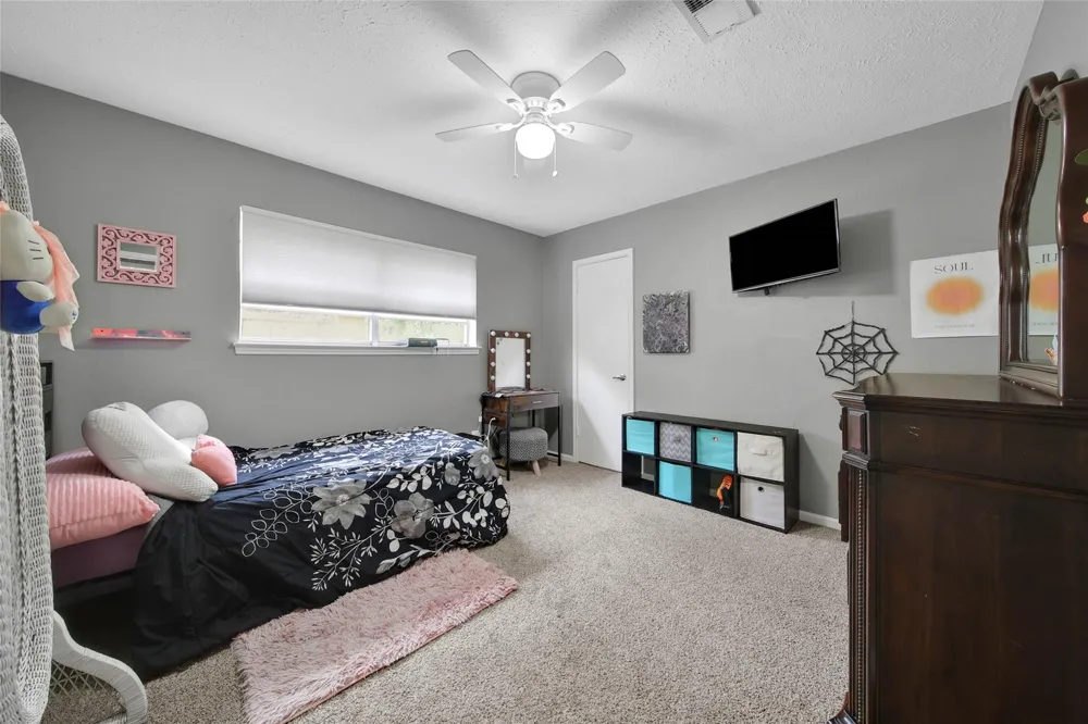 1728 E Lake Drive Huntsville, TX 77340