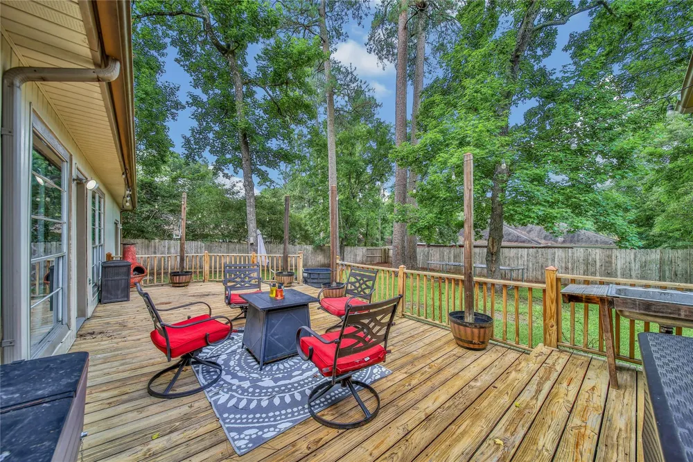 1728 E Lake Drive Huntsville, TX 77340