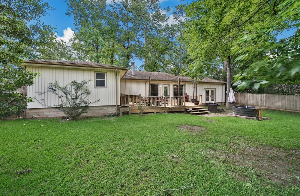 1728 E Lake Drive Huntsville, TX 77340