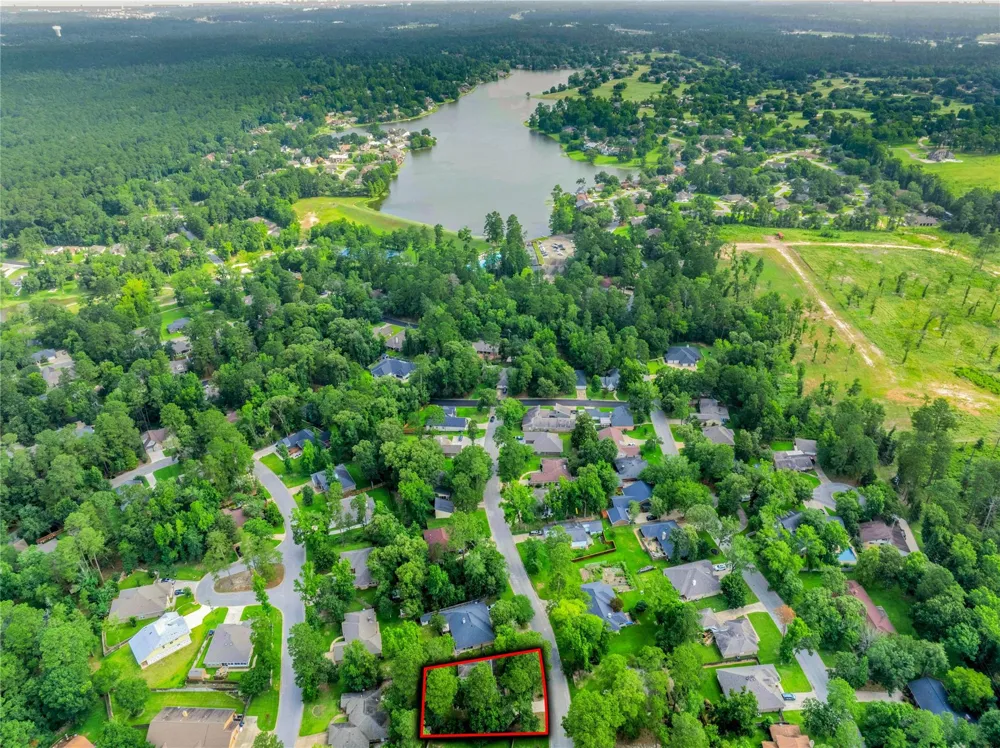 1728 E Lake Drive Huntsville, TX 77340