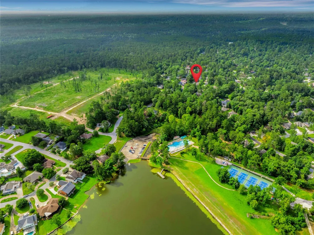 1728 E Lake Drive Huntsville, TX 77340