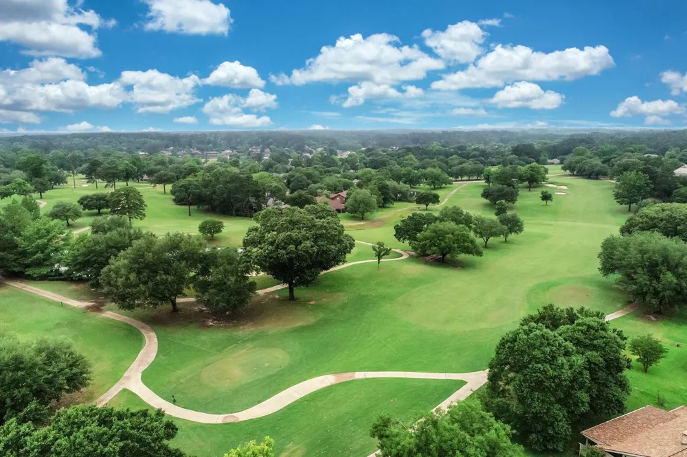 1728 E Lake Drive Huntsville, TX 77340