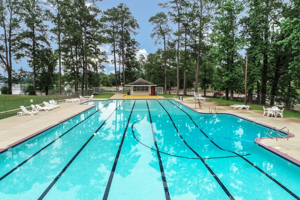 1728 E Lake Drive Huntsville, TX 77340