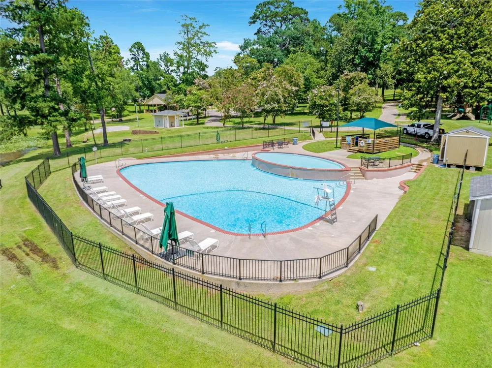 1728 E Lake Drive Huntsville, TX 77340