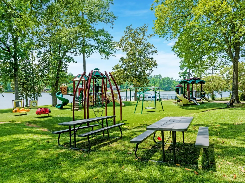 1728 E Lake Drive Huntsville, TX 77340