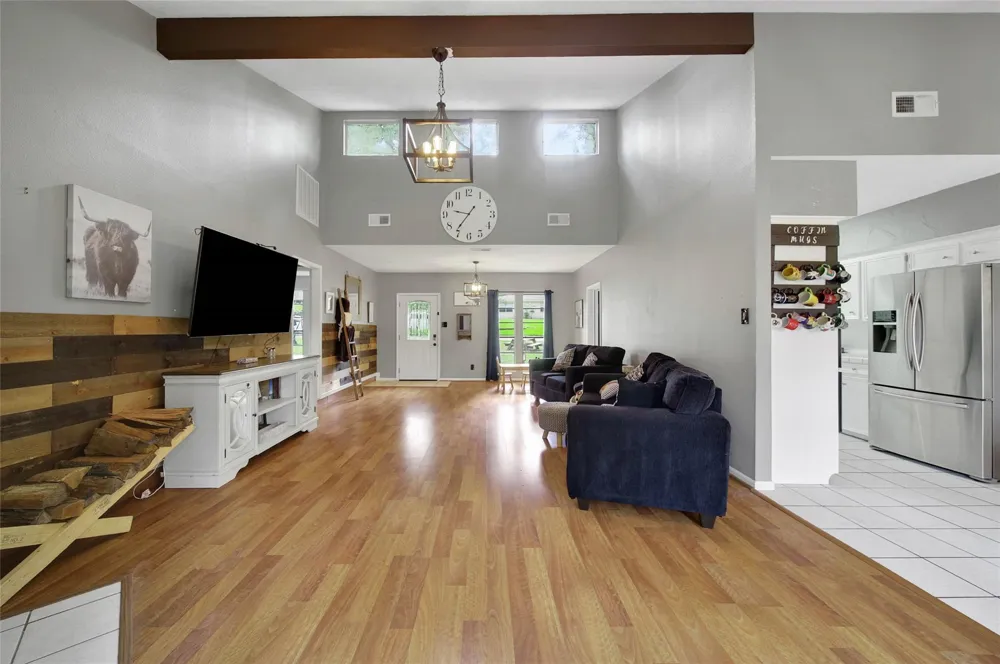 1728 E Lake Drive Huntsville, TX 77340