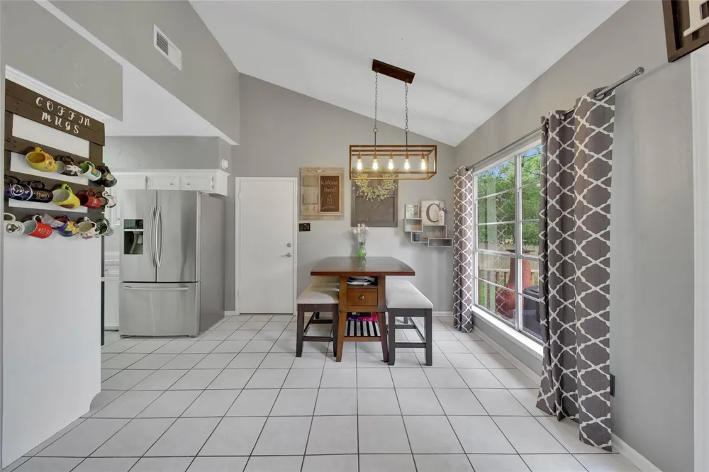 1728 E Lake Drive Huntsville, TX 77340
