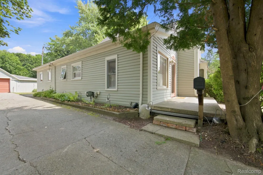79 Dennison Street Oxford Village, MI 48371