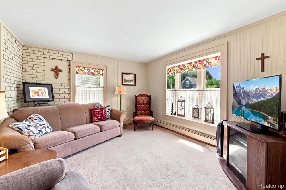79 Dennison Street Oxford Village, MI 48371