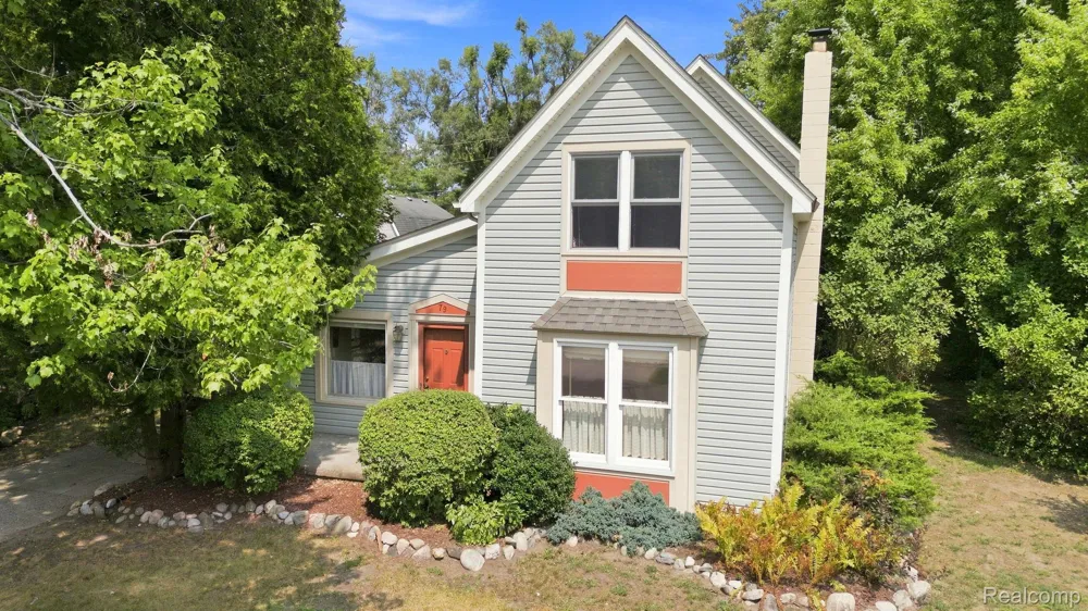 79 Dennison Street Oxford Village, MI 48371