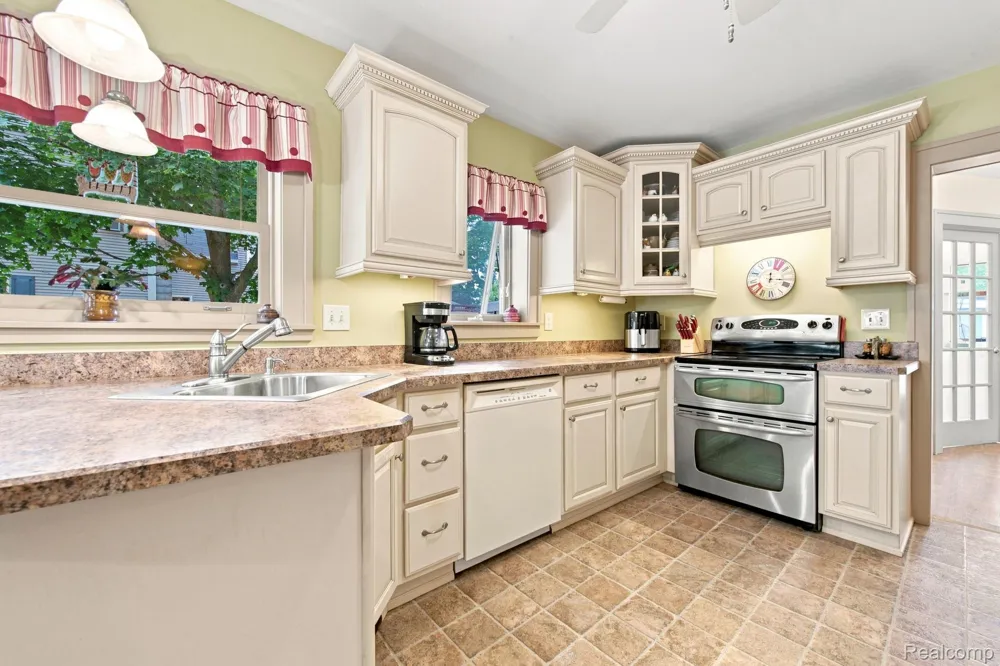 79 Dennison Street Oxford Village, MI 48371
