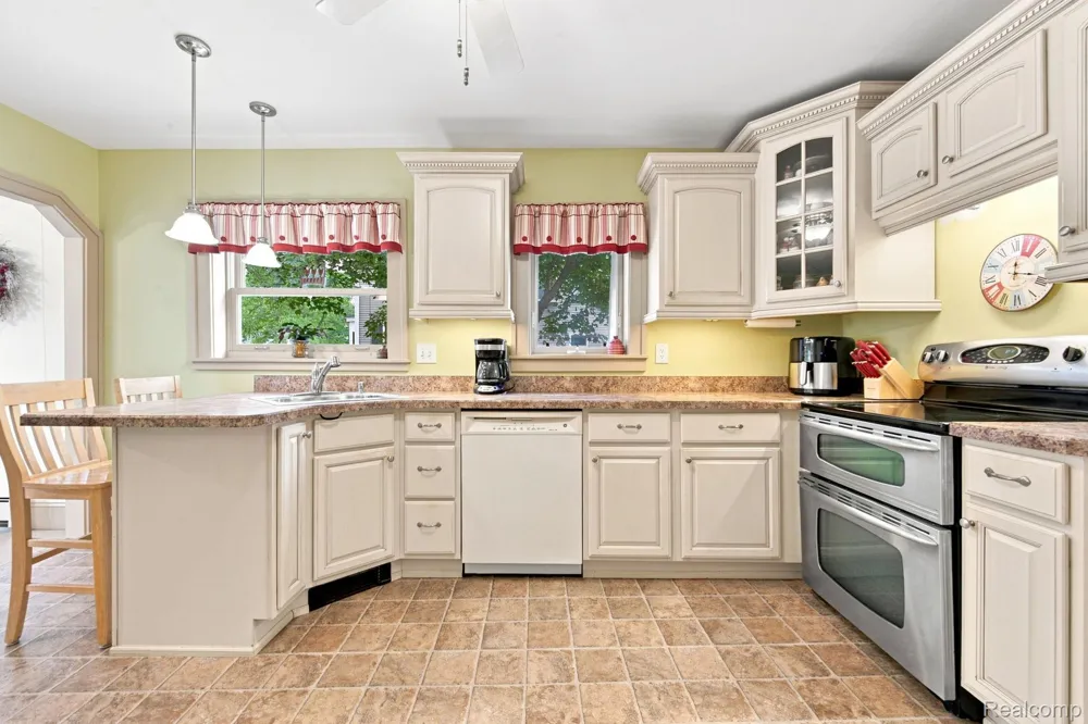 79 Dennison Street Oxford Village, MI 48371