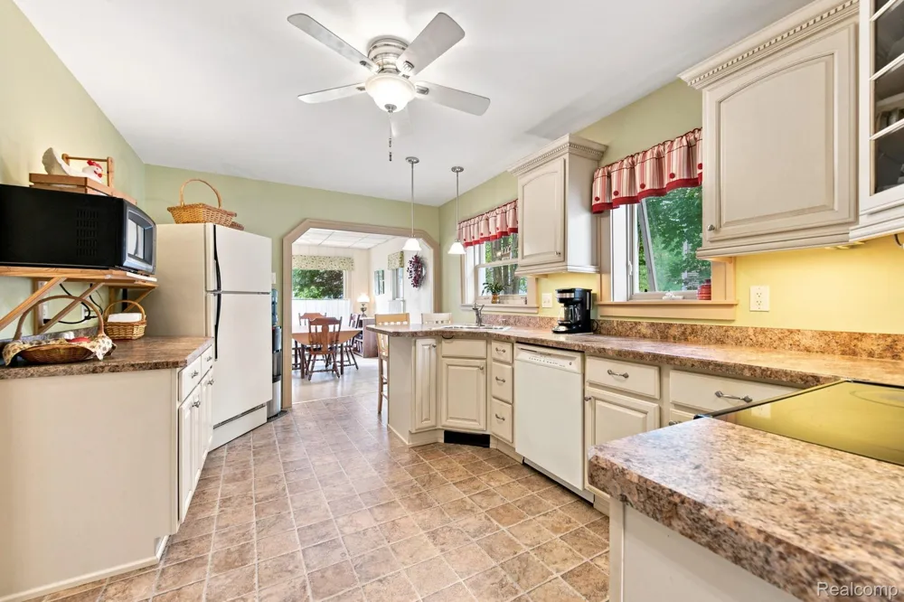 79 Dennison Street Oxford Village, MI 48371