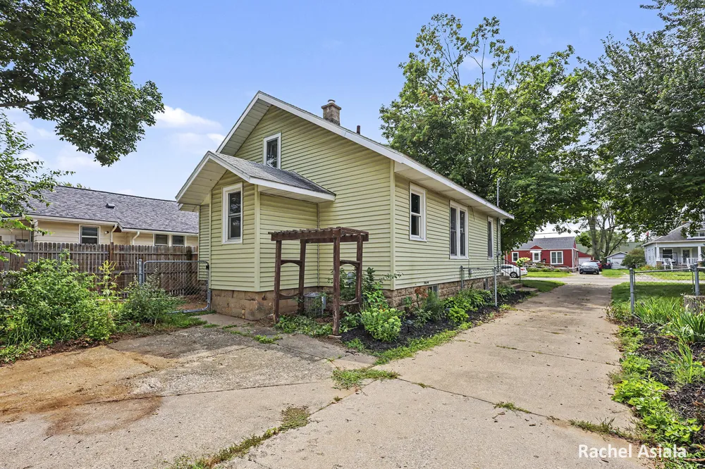 143 Murray Street SE Kentwood City, MI 49548
