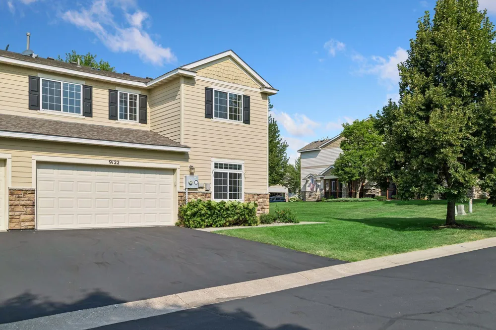 9122 Fox Court Victoria, MN 55386