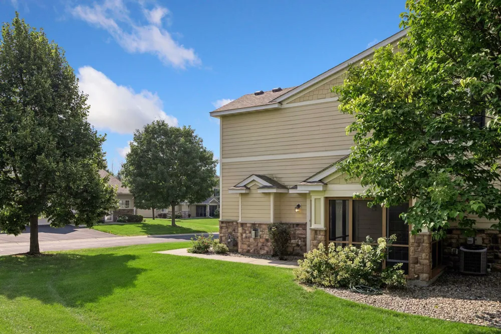 9122 Fox Court Victoria, MN 55386