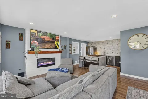 44 SHACKAMAXON DRIVE