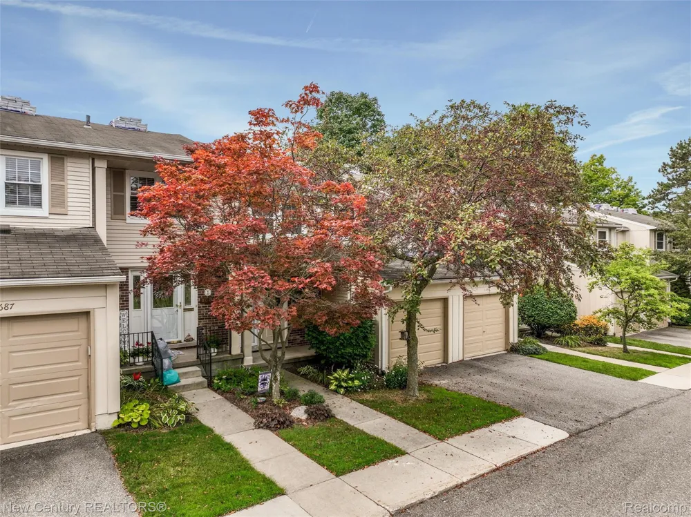 1689 Brentwood Drive Troy City, MI 48098