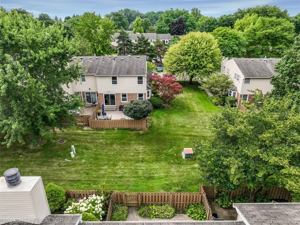 1689 Brentwood Drive Troy City, MI 48098