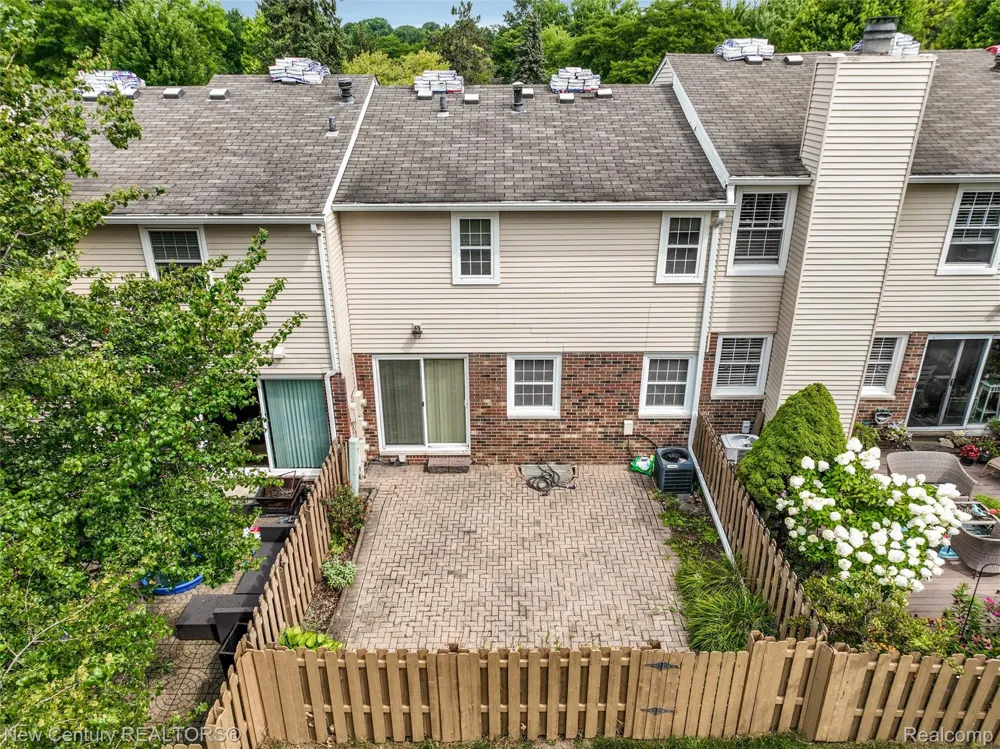 1689 Brentwood Drive Troy City, MI 48098