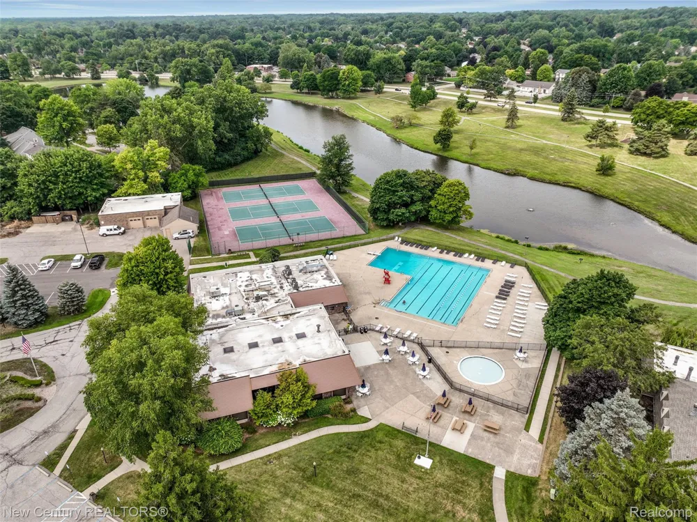 1689 Brentwood Drive Troy City, MI 48098