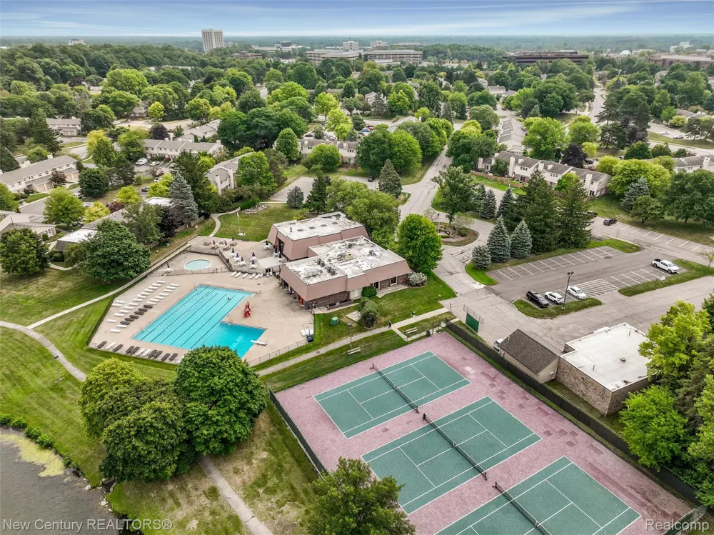 1689 Brentwood Drive Troy City, MI 48098
