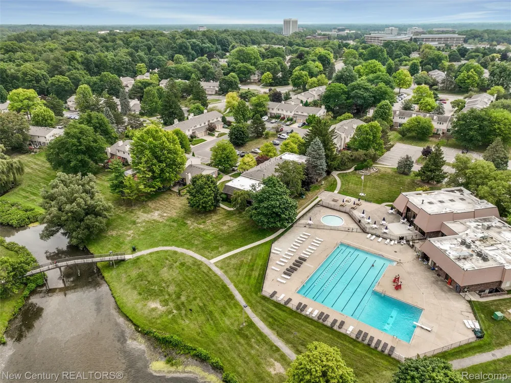 1689 Brentwood Drive Troy City, MI 48098